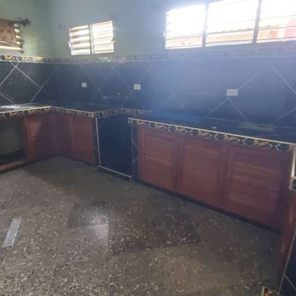 Casa de 2 cuartos, 2 baños y 1 garaje por $ 13.000