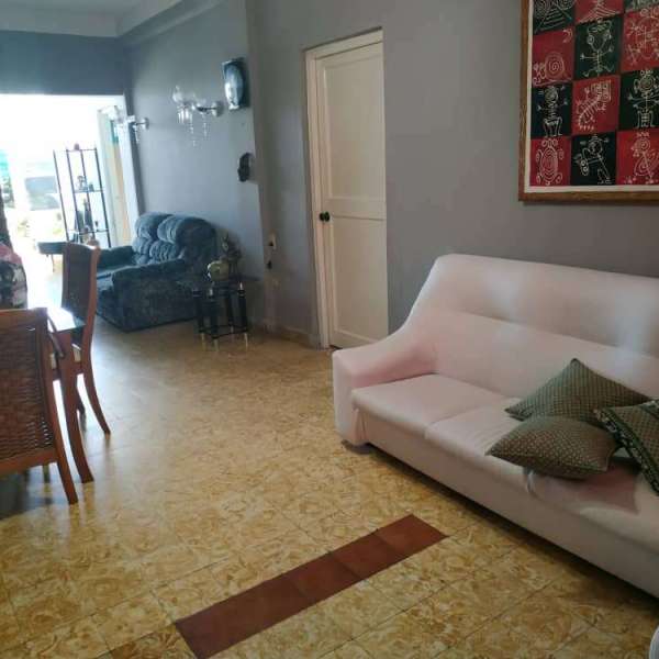 Apartamento de 4 cuartos, 2 baños y 2 garajes por $ 165.000