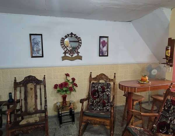 Casa de 2 cuartos y 2 baños por $ 8.000