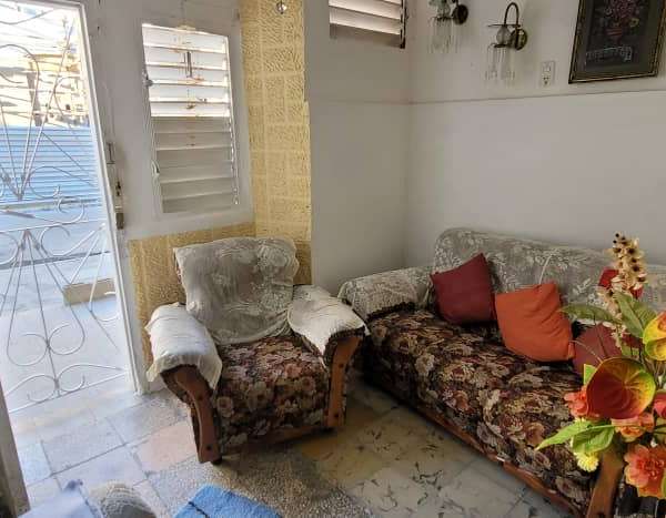 Casa de 2 cuartos y 2 baños por $ 8.000