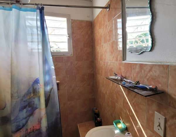 Casa de 3 cuartos y 2 baños por $ 10.000