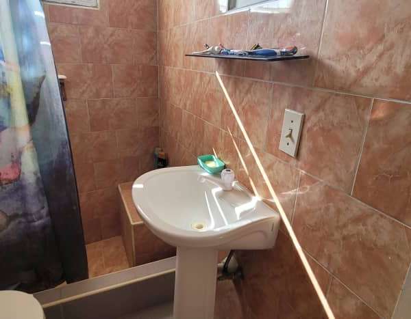 Casa de 3 cuartos y 2 baños por $ 10.000