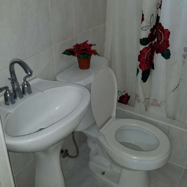 Casa de 3 cuartos, 2 baños y 0 garajes por $ 100.000