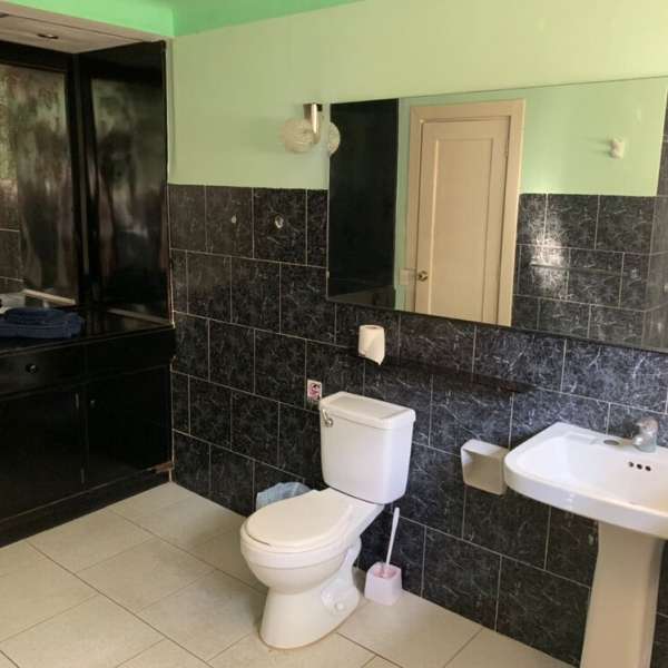 Casa de 8 cuartos, 8 baños y 1 garaje por $ 800.000