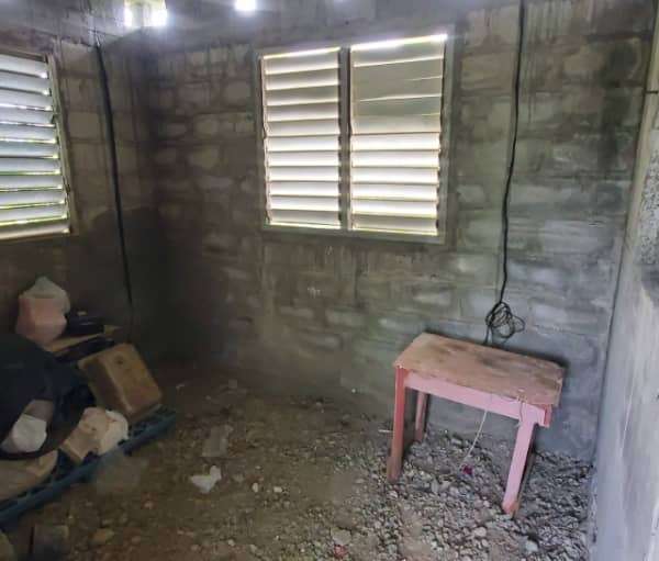 Casa de 4 cuartos, 2 baños y 1 garaje por $ 12.000