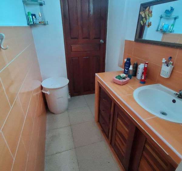 Casa de 2 cuartos, 2 baños y 0 garajes por $ 30.000