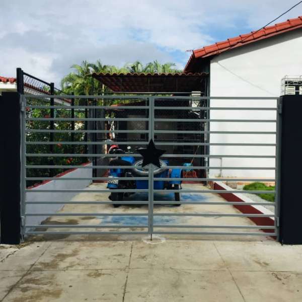 Casa de 6 cuartos, 6 baños y 2 garajes por $ 800.000