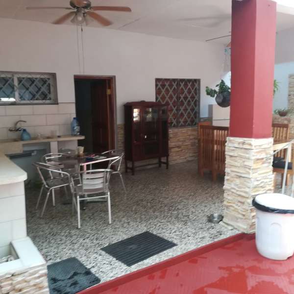 Casa de 5 cuartos, 5 baños y 1 garaje por $ 180.000