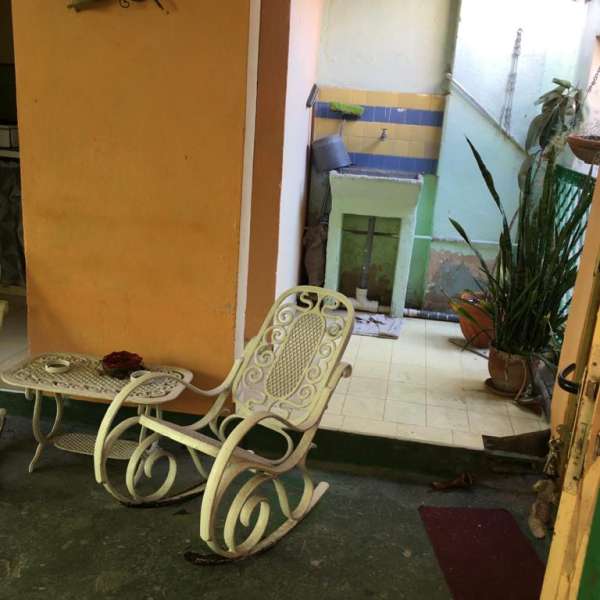 Casa de 4 cuartos, 2 baños y 0 garajes por $ 90.000