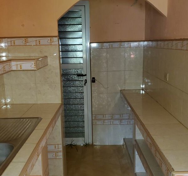 Apartamento de 2 cuartos y 1 baño por $ 15.000