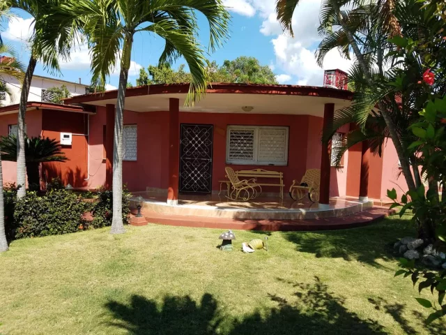 Foto en Casa de 6 cuartos, 6 baños y 1 garaje por $ 200.000 en Punta Gorda, Cienfuegos, Cienfuegos