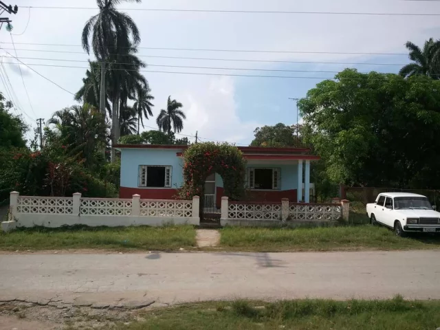 Foto en Casa de 4 cuartos, 1 baño y 1 garaje por $ 25.000