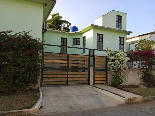 Foto en Casa de  6 cuartos, 6 baños y 1 garaje por $ 320.000 en La Habana