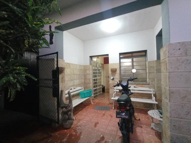 Picture on Casa de  4 cuartos, 3 baños y 1 garaje por $ 95.000 en La Habana