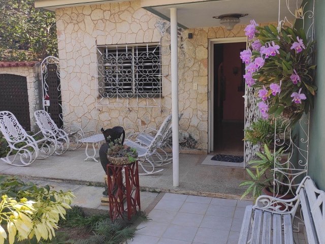 Picture on Casa de  4 cuartos, 3 baños y 1 garaje por $ 120.000 en La Habana