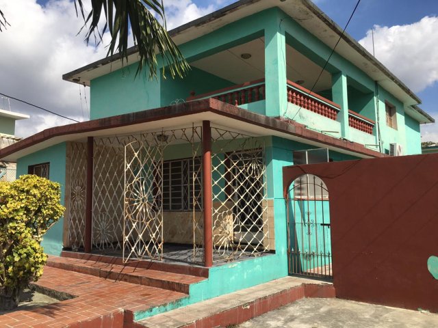 Picture on Casa de  5 cuartos, 2 baños y 1 garaje por $ 60.000 en La Habana