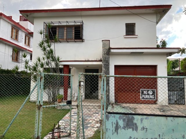 Foto en Casa de  4 cuartos, 3 baños y 1 garaje por $ 350.000 en La Habana
