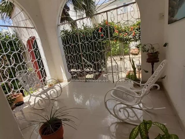 Foto en ¡Venta de casa en Playa, La Habana! Casa de 4 cuartos y 4 baños con garaje. Precio: $170,000