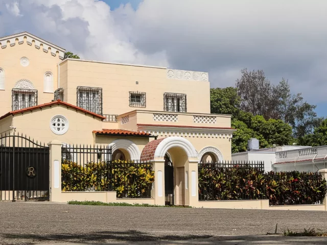 Foto en Casa de 6 cuartos, 7 baños y 1 garaje por $ 1.200.000 en Playa, La Habana