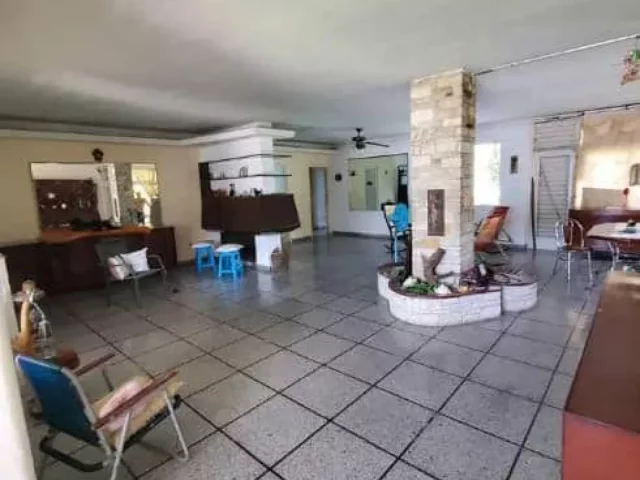 Foto en Casa de 4 cuartos, 4 baños y 1 garaje por $ 100.000 en Playa, La Habana