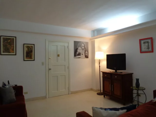 Foto en Apartamento de 2 cuartos y 2 baños por $ 100.000 en Vedado, Plaza de la Revolución, La Habana