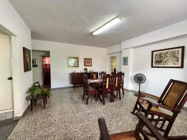 Foto en Apartamento de 4 cuartos, 2 baños y 1 garaje por $ 68.000 en Colón-Nuevo Vedado, Plaza de la Revolución, La Habana