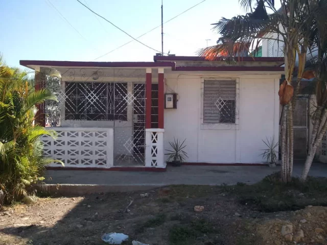 Foto en Casa de 2 cuartos, 1 baño y 1 garaje por $ 13.000