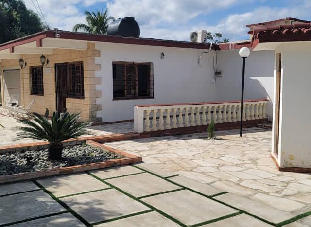 Picture on Casa de  6 cuartos, 6 baños y 3 garajes por $ 800.000 en La Habana