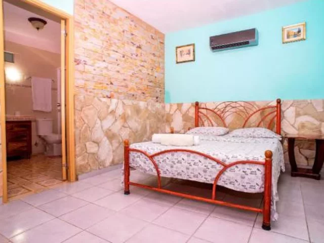Foto en Casa de  3 cuartos, 4 baños y 1 garaje por $ 120.000 en La Habana